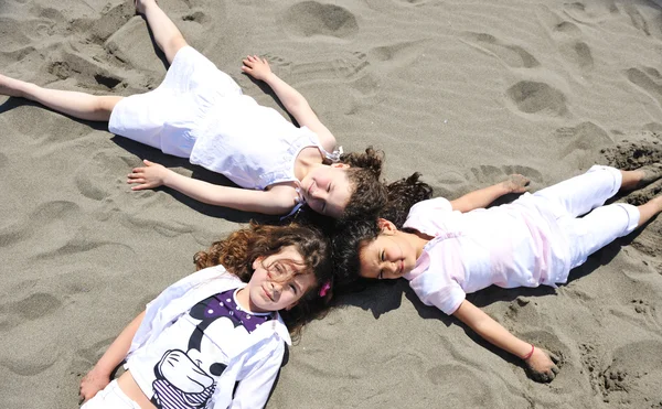Lykkelig barnegruppe som leker på stranda – stockfoto