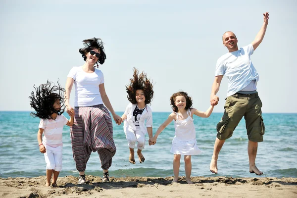 행복 한 어린 가족들은 해변에서 즐거운 시간을 보낸다 — 스톡 사진
