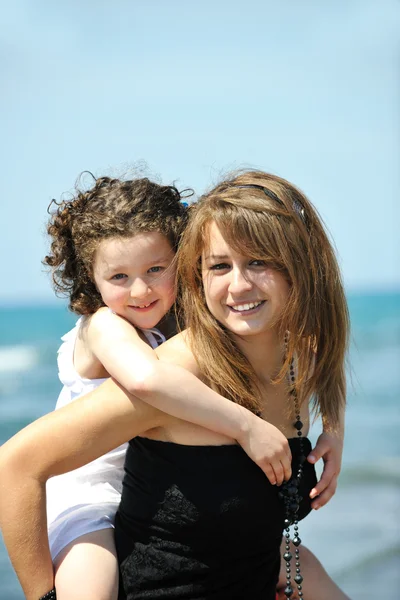 Групповой портрет детей с учителем на пляже — стоковое фото
