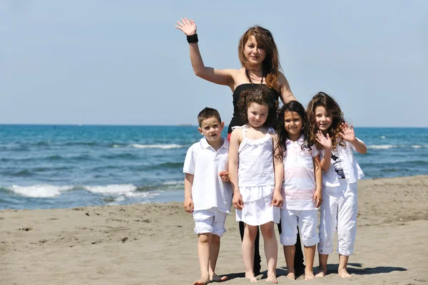 Portret Grupa dzieci z nauczycielem na plaży — Zdjęcie stockowe