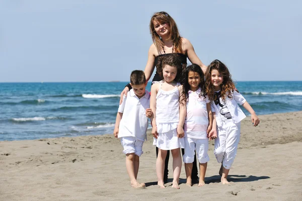 Grupporträtt av barnens med lärare på stranden — Stockfoto
