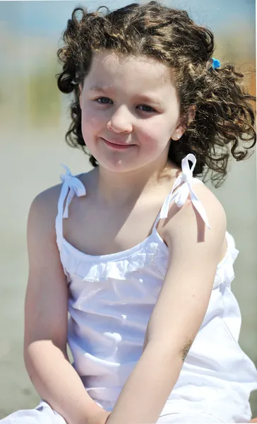 Kleines weibliches Kinderporträt am Strand — Stockfoto