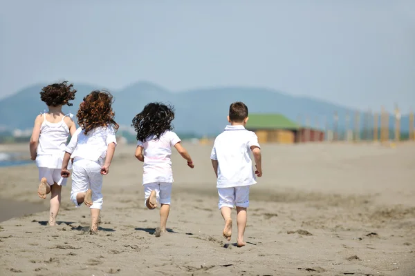 Grupo criança feliz brincando na praia — Fotografia de Stock