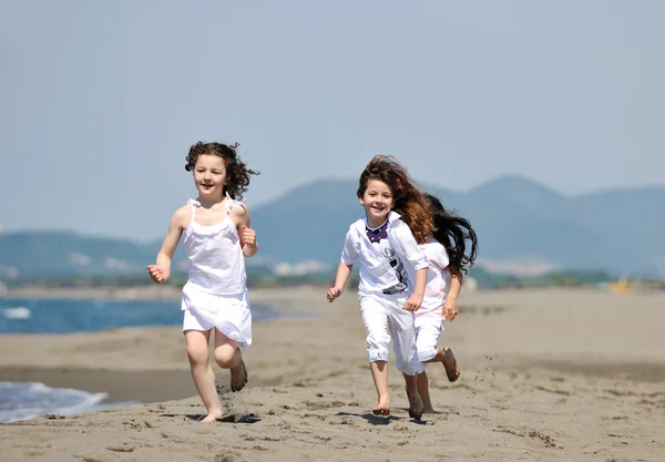 Feliz grupo de niños jugando en la playa — Foto de Stock