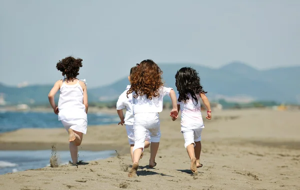 Kumsalda oynarken mutlu çocuk grubu — Stok fotoğraf