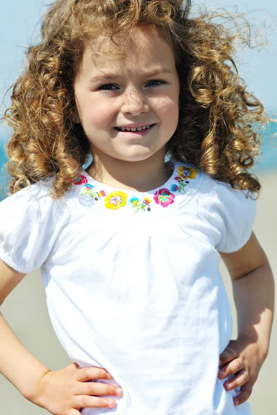 해변에서 작은 여자 아이가 초상화 — 스톡 사진