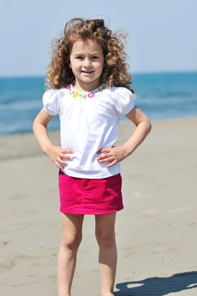 Piccolo ritratto femminile bambino sulla spiaggia — Foto Stock