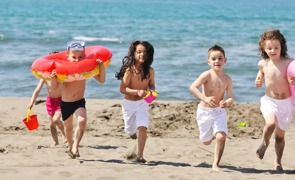 Grupo infantil se divertir e brincar com brinquedos de praia — Fotografia de Stock