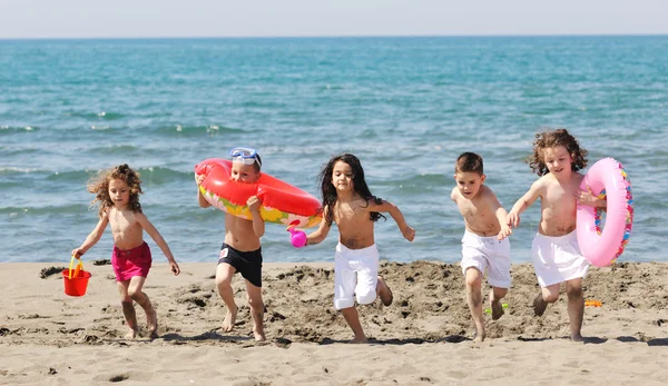 Ομάδα παιδί να διασκεδάσουν και να παίζουν με παιχνίδια στην παραλία — Φωτογραφία Αρχείου