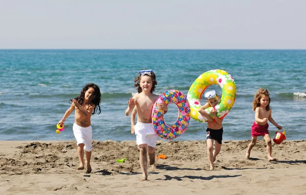 Kindergruppe hat Spaß und spielt mit Strandspielzeug — Stockfoto