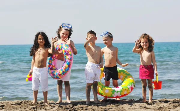 Дитяча група розважається і грає з пляжними іграшками — стокове фото