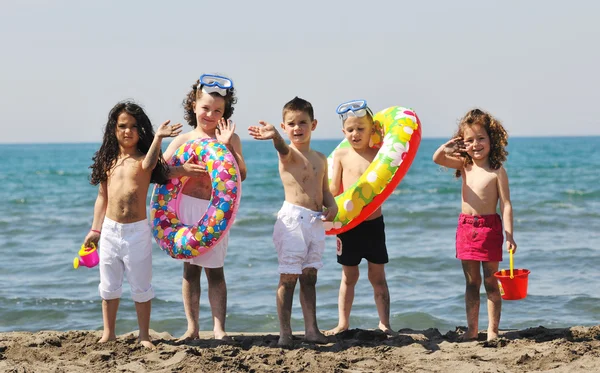 Ομάδα παιδί να διασκεδάσουν και να παίζουν με παιχνίδια στην παραλία — Φωτογραφία Αρχείου