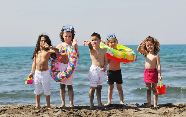 Детская группа веселитесь и играйте с пляжными игрушками — стоковое фото