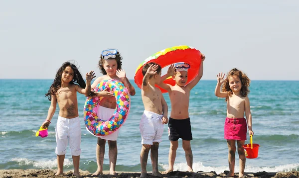 Podřízená skupina bavit a hrát s hračkami, pláž — Stock fotografie
