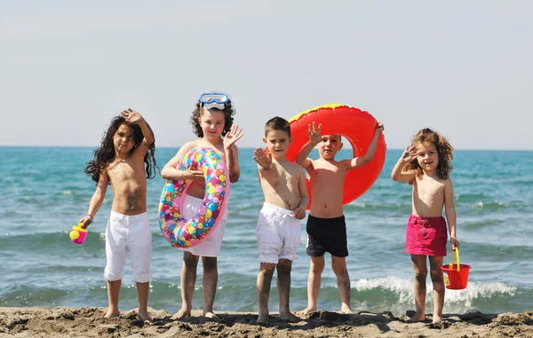 Kind groep veel plezier en spelen met strand speelgoed — Stockfoto