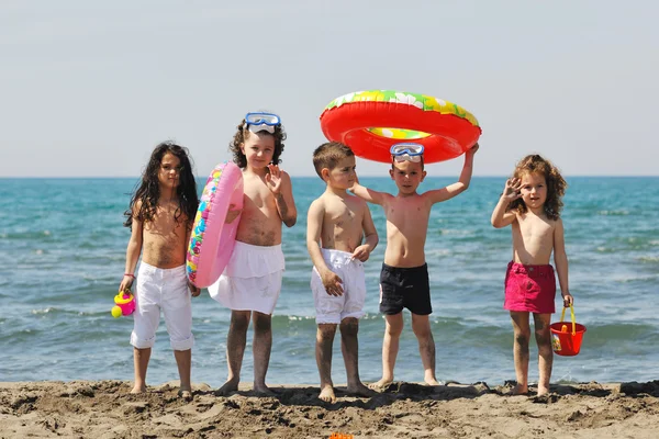 Podřízená skupina bavit a hrát s hračkami, pláž — Stock fotografie