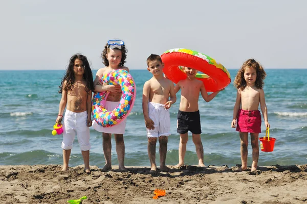 Gruppo di bambini divertirsi e giocare con i giocattoli da spiaggia — Foto Stock