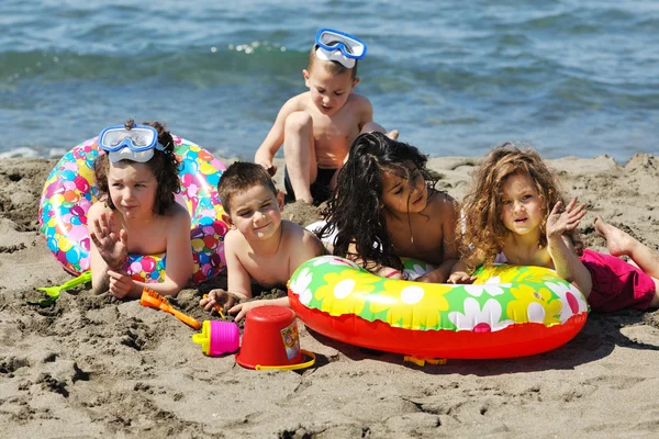 Grupo de niños divertirse y jugar con juguetes de playa — Foto de Stock