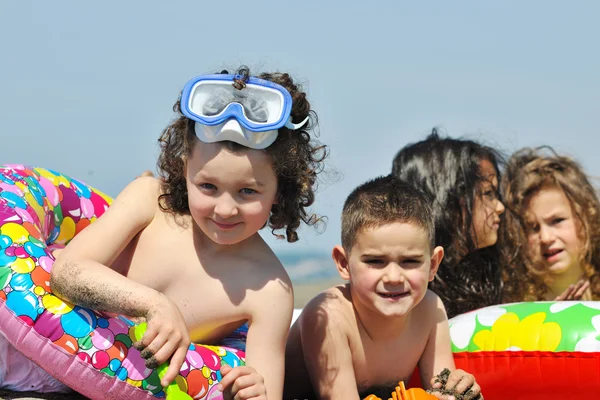 Grupa dzieci zabawy i gry z plaży zabawki — Zdjęcie stockowe