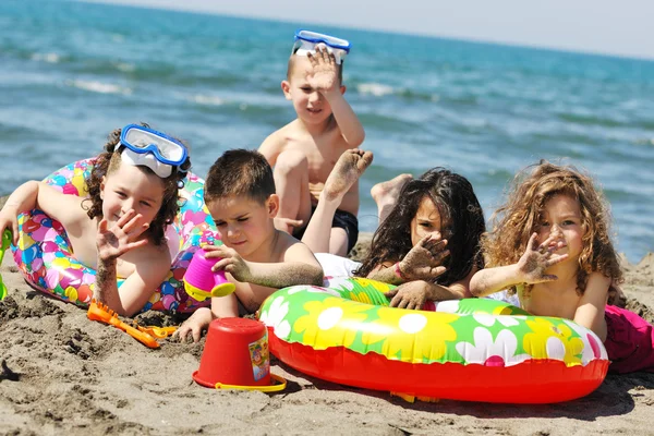 Grupo de niños divertirse y jugar con juguetes de playa —  Fotos de Stock