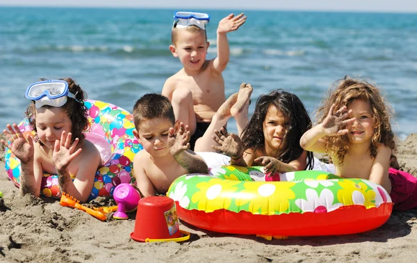 Groupe d'enfants amusez-vous et jouer avec des jouets de plage — Photo