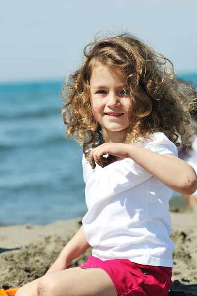 Маленький женский портрет на пляже — стоковое фото