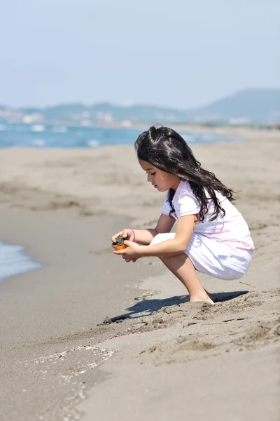 Piccolo ritratto femminile bambino sulla spiaggia — Foto Stock