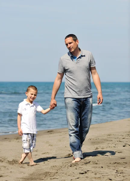 Szczęśliwy ojciec i syn bawić i cieszyć się razem na plaży — Zdjęcie stockowe