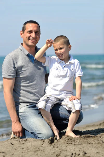 Feliz padre e hijo divertirse y disfrutar del tiempo en la playa —  Fotos de Stock
