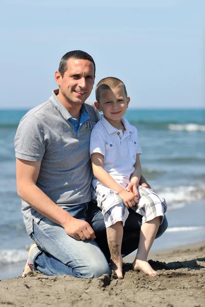 Lycklig far och son ha kul och njuta av tid på stranden — Stockfoto