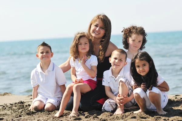 Grupporträtt av barnens med lärare på stranden — Stockfoto