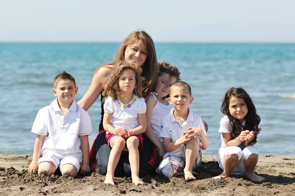 Skupinový portrét dětí s učitelem na pláži — Stock fotografie