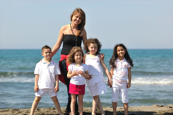 Retrato de grupo de crianças com professor na praia — Fotografia de Stock