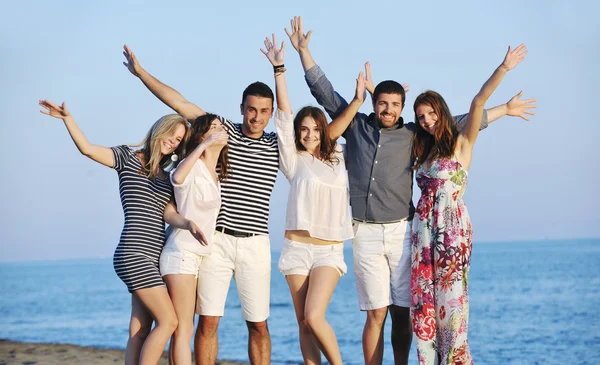 Glad ung grupp ha kul på stranden — Stockfoto