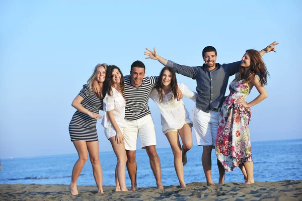 Gelukkig jonge groep hebben plezier op strand — Stockfoto