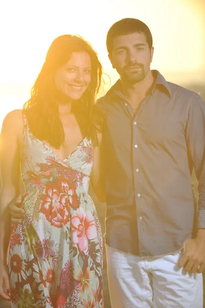 Glada unga par har romantisk tid på stranden — Stockfoto