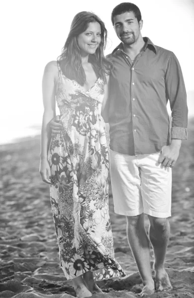 Щаслива молода пара має романтичний час на пляжі — стокове фото