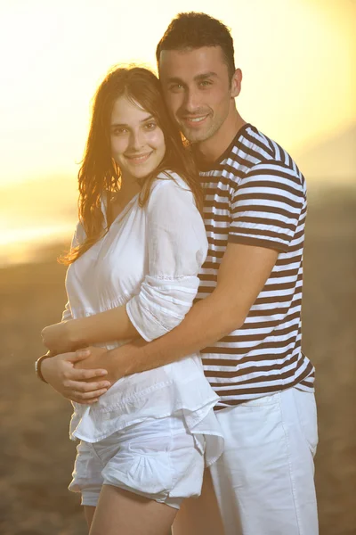 Felice giovane coppia hanno tempo romantico sulla spiaggia — Foto Stock