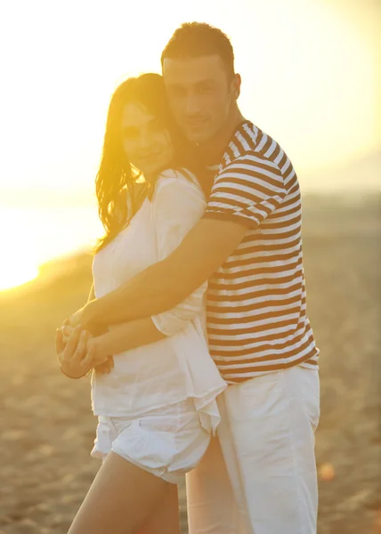 幸せな若いカップルはビーチでロマンチックな時間を過ごす — ストック写真