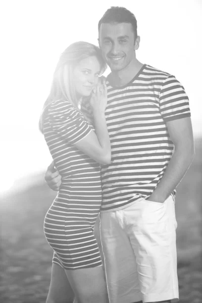 幸せな若いカップルはビーチでロマンチックな時間を過ごす — ストック写真