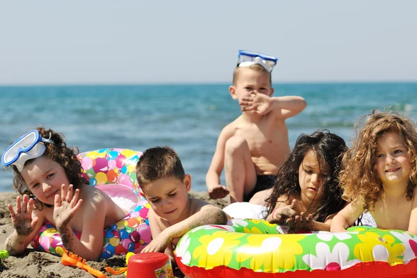 Дитяча група розважається і грає з пляжними іграшками Стокова Картинка