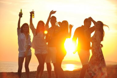 genç grup yaz parti plaj keyfini çıkarın