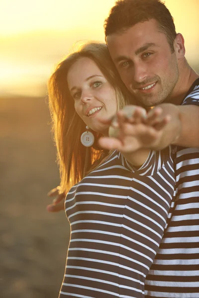 Gelukkig jong paar hebben romantische tijd op het strand — Stockfoto