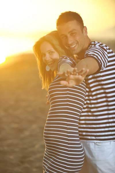 Feliz jovem casal tem tempo romântico na praia — Fotografia de Stock