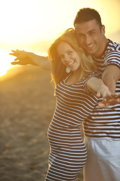 Щаслива молода пара має романтичний час на пляжі — стокове фото