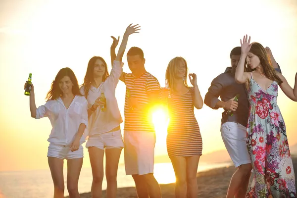 Gruppe junger Leute genießt Sommerfest am Strand — Stockfoto