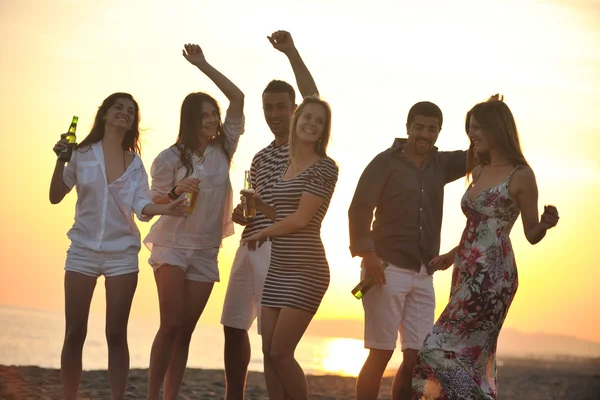 Grupo de jóvenes disfrutan de la fiesta de verano en la playa —  Fotos de Stock