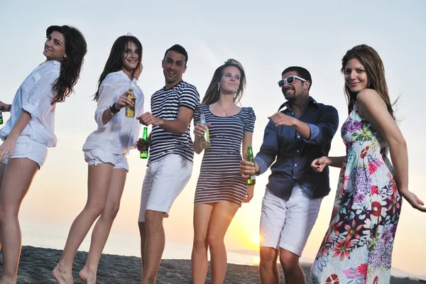 Groep van jonge genieten van zomer feest op het strand — Stockfoto