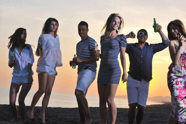 Grupo de jóvenes disfrutan de la fiesta de verano en la playa Imágenes De Stock Sin Royalties Gratis