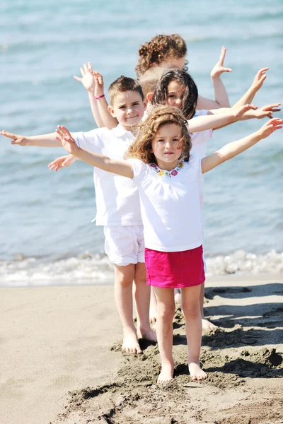 Játszik a beach boldog gyermek csoport — Stock Fotó